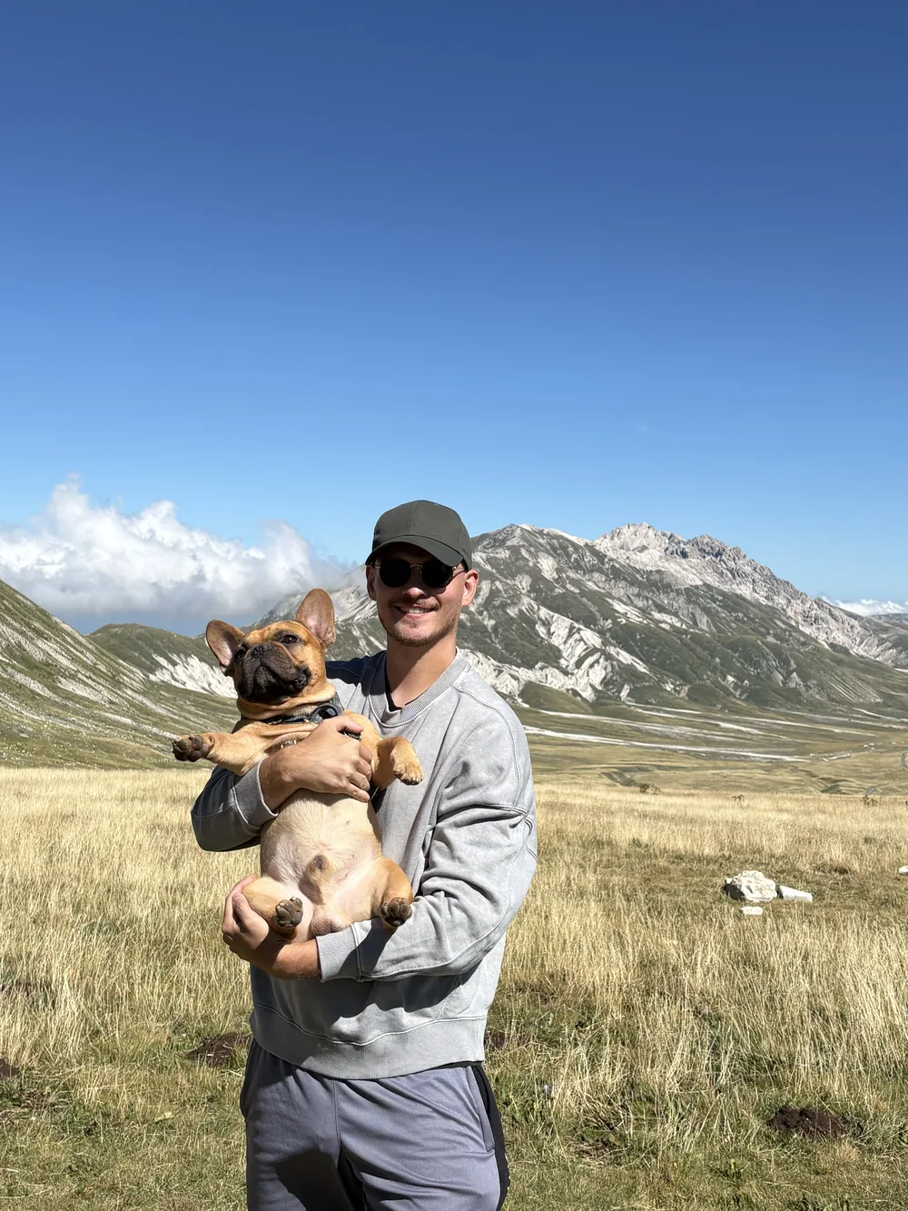 Daniel, zakladatel BlindTripu, na výletě v horách se svým francouzským buldočkem