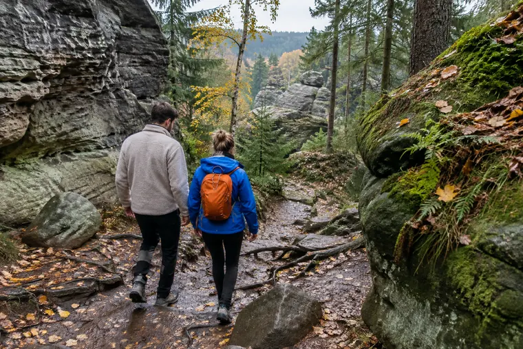 Stezka mezi skalami